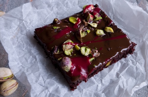 Rödbetsbrownie med pistagenötter